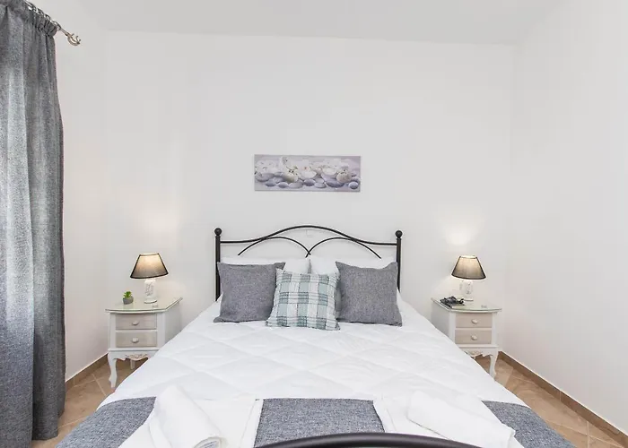 Naxian Bliss Apartman Angídia